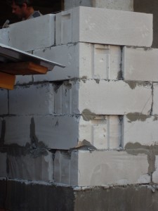 Рис. 6. Укладка поврежденных изделий в стену (узел сопряжения кладки газобетонных блоков с фундаментом)